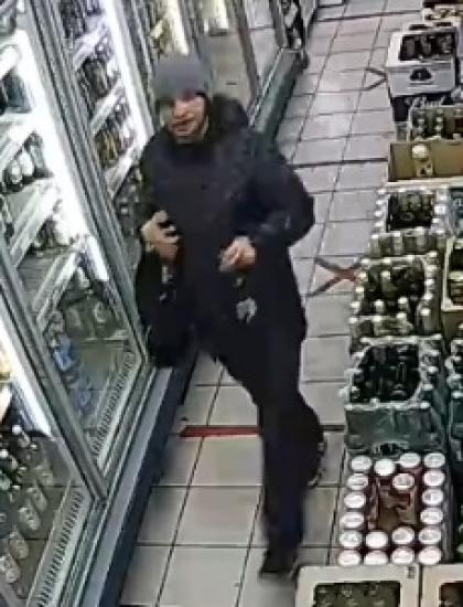 Из-за отказа продать алкоголь мужчина разбил двери магазина в Ангарске