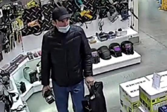 Мужчина разыскивается за кражу аккумулятора из магазина в Ангарске