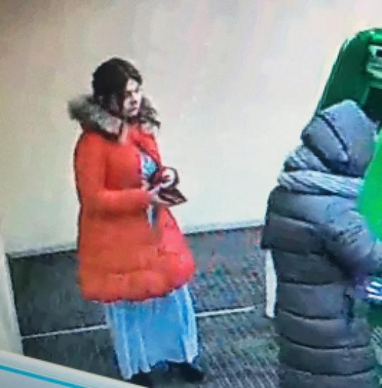 В Иркутске разыскивают женщину, которая похитила забытые у банкомата деньги