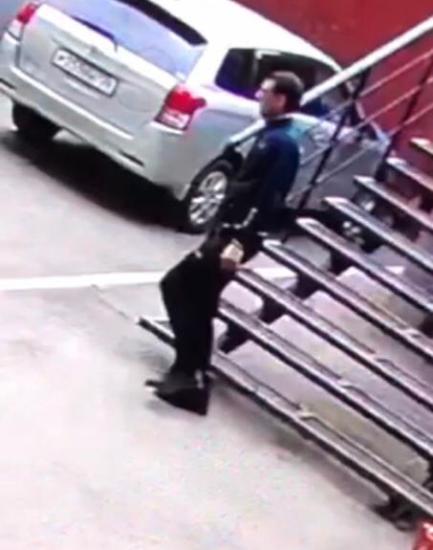 Неизвестный вырвал телефон из рук студентки и убежал, полиция призывает его сдаться