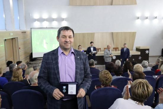 Сотрудникам шелеховской промплощадки РУСАЛа вручили памятный знак «85 лет Иркутской области»