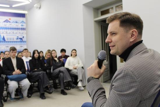 Просветительские и образовательные встречи с молодёжью провели депутаты Заксобрания