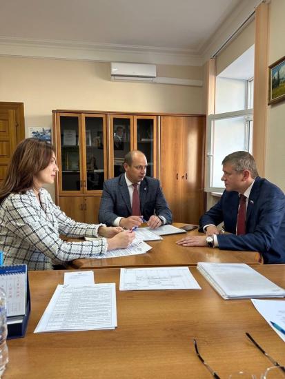 Вопросы строительства, капремонтов и развития инфраструктуры Нижнеудинского и Братского районов обсудили депутаты ЗС с местными властями
