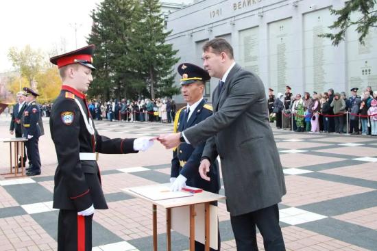 92 кадета присягнули на верность Отечеству у Вечного огня славы в Иркутске