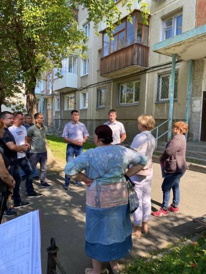 Евгений Сарсенбаев способствовал началу капремонта дома в Ангарске и корректировки проекта работ