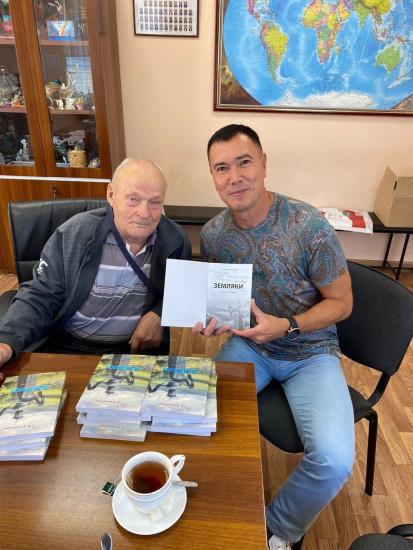 Поэтический сборник «Земляки» вышел при поддержке депутата ЗакСобрания Евгения Сарсенбаева