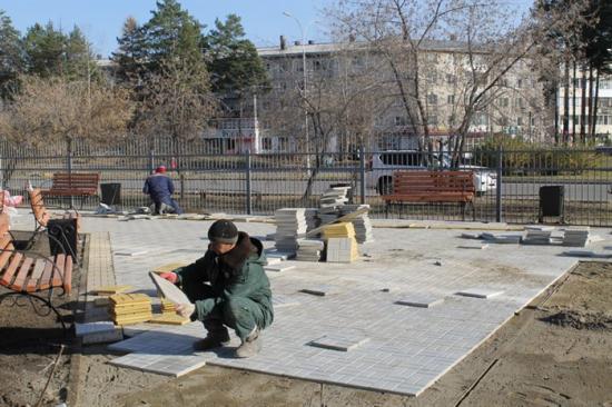 Территорию возле детской школы искусств благоустраивают в Саянске