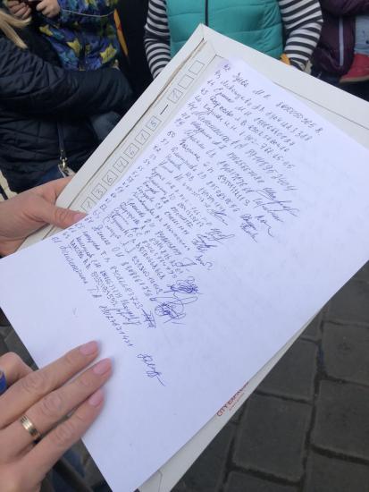 Сбор подписей в поддержку бывшего главного врача Иркутского ГПЦ Ирины Ежовой проводит инициативная группа женщин