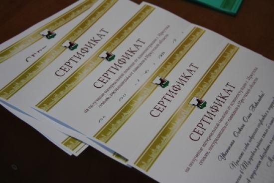 Семь пострадавших от наводнения многодетных семей получили сертификаты на матпомощь