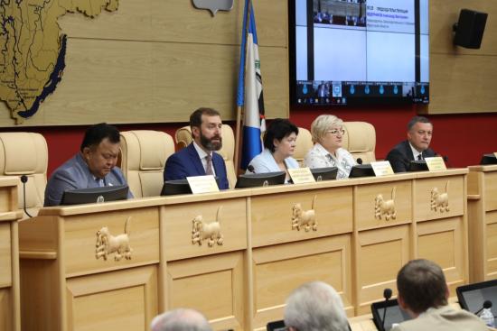 Законодательное Собрание приняло закон о поддержке медиков, внесенный врио губернатора