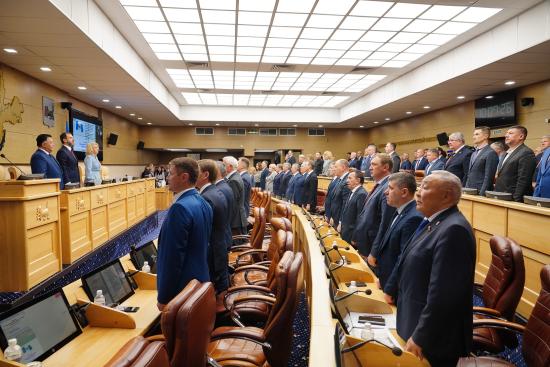 Депутаты Законодательного Собрания работают на 17-й сессии областного парламента