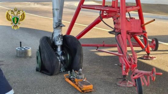 Шасси лопнуло в аэропорту Иркутска у самолета Ан-24 авиакомпании «ИрАэро» 
