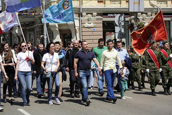 В праздничном шествии в Иркутске приняли участие около 30 тысяч человек