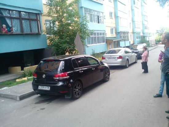 Вчера с крыши дома № 25 по улице Трудовая на припаркованную рядом легковую машину упал лист шифера с крыши, пробив обшивку верхней части автомобиля Шифер упал с крыши иркутской многоэтажки и повредил припаркованный автомобиль
