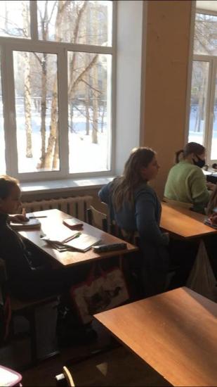 Евгений Бакуров помог заменить окна и часть мебели в классе одной из старейших школ Братска