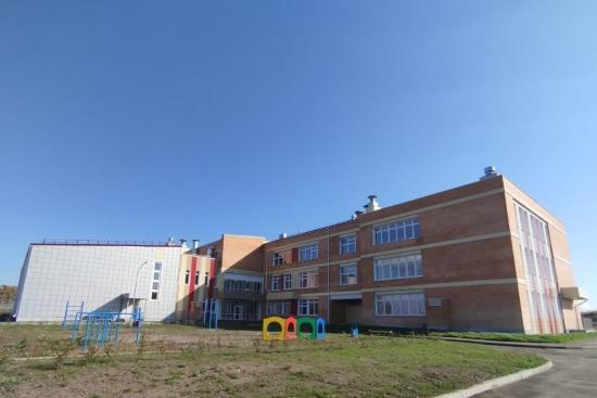 В строящейся школе поселка Дзержинск завершили строительно-монтажные работы