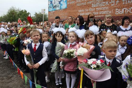 Правоохранители передали нуждающимся детям в Иркутске свыше 100 школьных портфелей