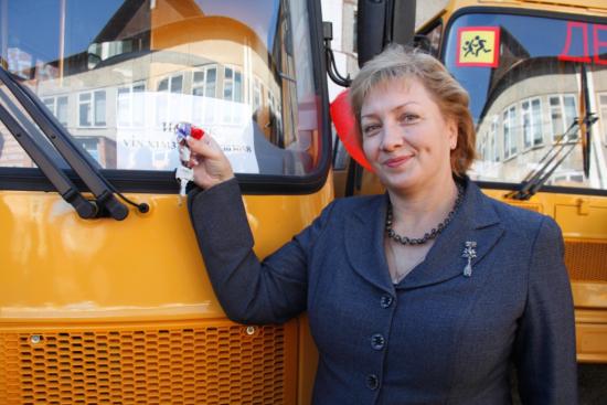 В школы Иркутского района поступило 10 отечественных автобусов Школы Иркутского района получили 10 новых школьных автобусов