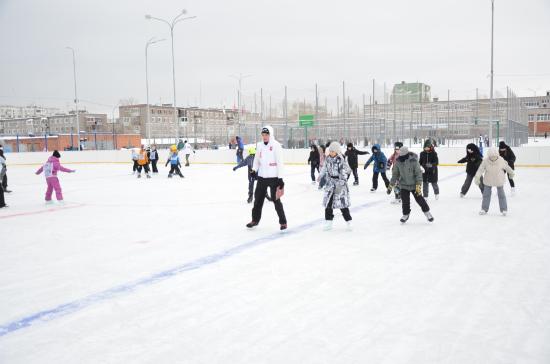 На стадионе школ №№ 14 и 16, построенном РУСАЛом, в Братске открыли ледовую площадку