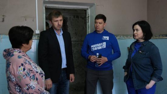 Ирина Синцова проверила ход капремонта общежития Иркутского государственного университета