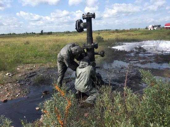 Течь нефтепродукта с солевой водой устранили на площадке «Усольехимпрома»