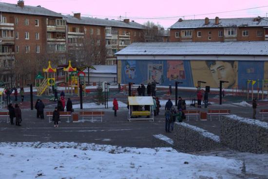 В сквере проведено асфальтирование, уложен резинопол, установлены детская и спортивная площадки, 24 скамейки, 15 урн, велопарковка и освещение Сквер имени Александра Вампилова открылся в Иркутске
