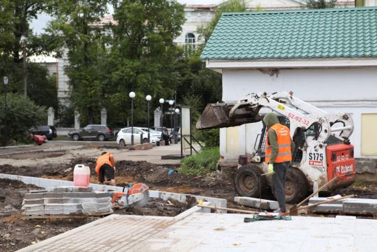 В Иркутске завершают благоустройство сквера в переулке Волконского
