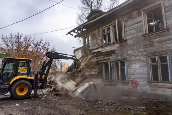 Снос аварийного дома начался в Иркутске на улице Гончарова