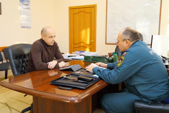 Ход отопительного сезона, подготовку к паводкам и лесным пожарам Сергей Сокол обсудил с главой ГУ МЧС по региону