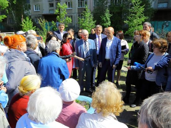 Сергей Сокол встретился с жителями Ангарска, в чьих домах много месяцев не работают лифты