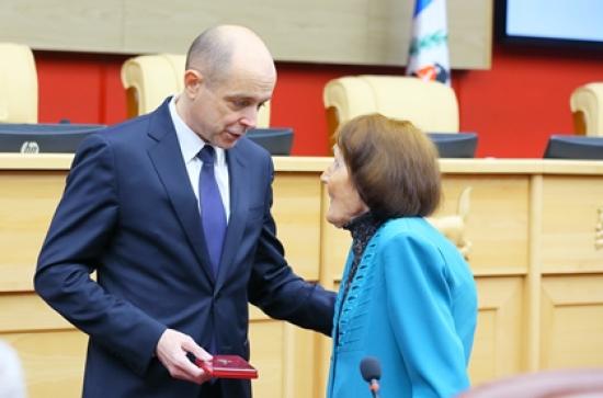 Сергей Сокол вручил 38 жителям Иркутской области нагрудные знаки к Почетной грамоте Законодательного Собрания
