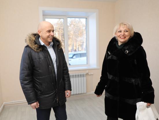 Сергей Сокол вручил пострадавшим от наводнения ключи от домов в новом микрорайоне в Черемхове