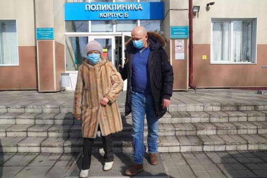 Депутаты разных уровней от «Единой России» возят пожилых людей на прививки от коронавируса