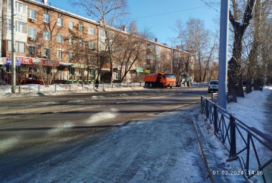 На устранении последствий разлива воды на улице Депутатской в Иркутске задействованы 17 единиц спецтехники