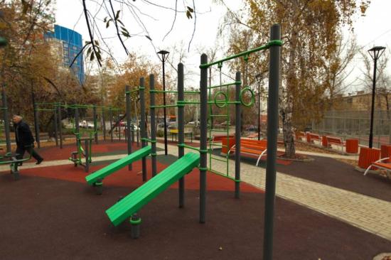 Спортивную площадку с тренажёрами оборудовали в Иркутске по инициативе студентов ИрГУПСа