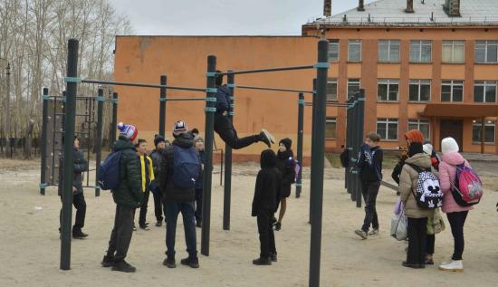 Первая школа Братска получила от РУСАЛа новую спортивную площадку