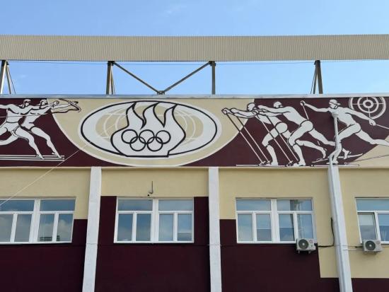 Историческую фреску и фасад западной трибуны восстановили на ангарском стадионе «Ангара»
