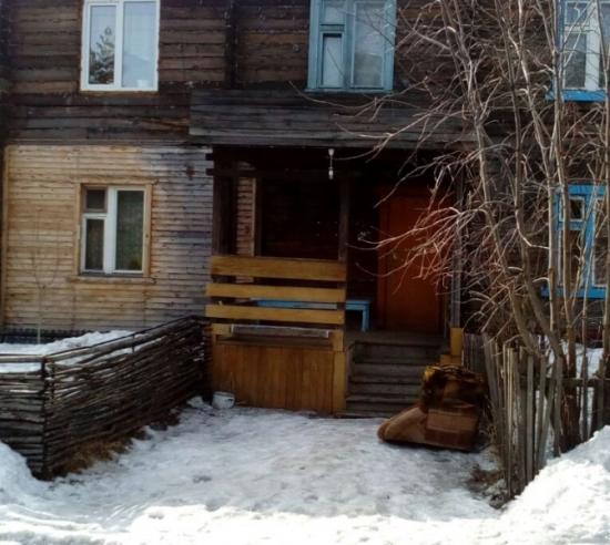 Непотушенный окурок упал на обшивку кресла, спровоцировав возгорание. Однако женщина не проснулась, даже получив серьезные ожоги, она находилась в состоянии алкогольного опьянения Пожар в поселке Мамакан: пьяная женщина уснула с сигаретой в руках и чуть не спалила многоквартирный дом