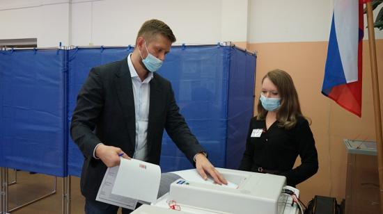 Председатель Думы Иркутска Евгений Стекачев проголосовал на выборах депутатов Государственной Думы