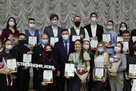 Стипендии лучшим студентам Иркутска вручил мэр города Руслан Болотов