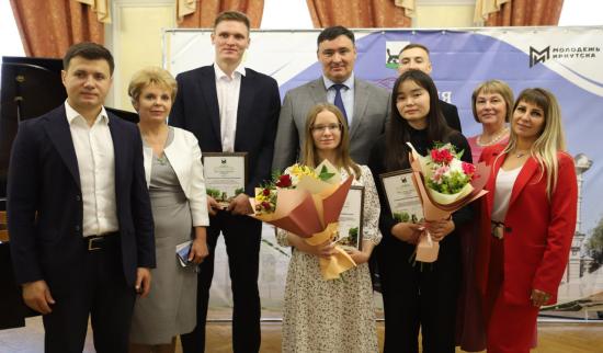 Мэр Иркутска Руслан Болотов вручил стипендии лучшим студентам города