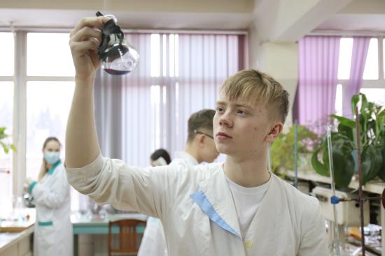 Иркутской области в ближайшие годы понадобится более 3 тысяч химиков