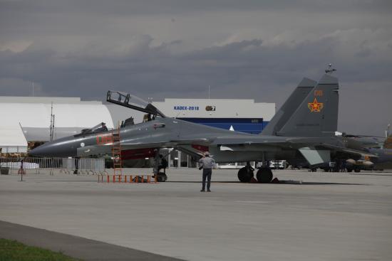 Министр обороны РФ ознакомился с производством истребителей Су-30СМ на авиазаводе в Иркутске