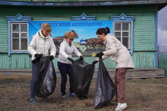 Семь грузовиков мусора собрали на иркутском ипподроме во время субботника, организованного En+ Group