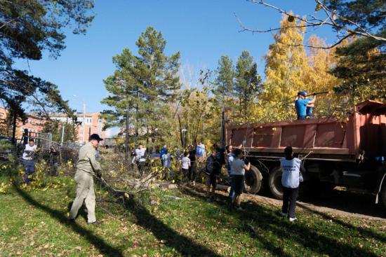 Общегородской осенний субботник провели в Иркутске