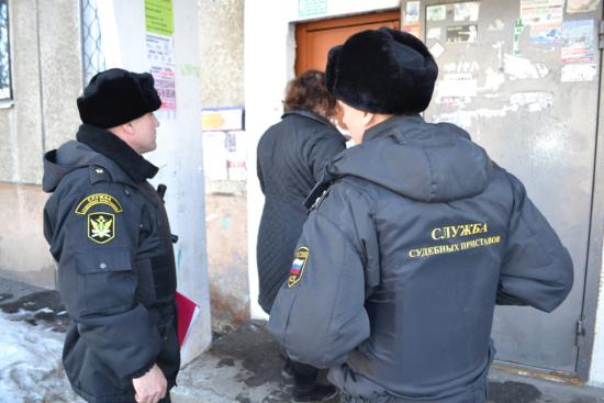 Собака должника по алиментам и кредитам в Братске вынудила его встретиться с судебными приставами