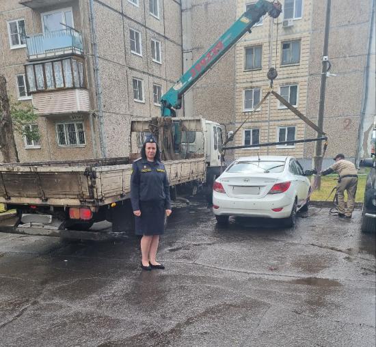 Судебные приставы в Братске разыскивают автомобили должников на парковках у торговых центров и многоквартирных домов