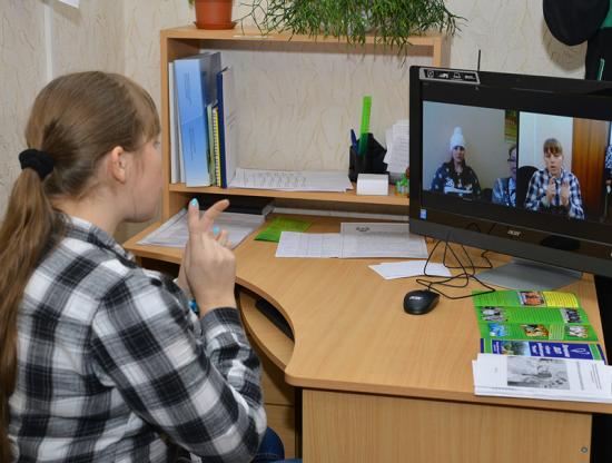 сего на обеспечении в Иркутском региональном отделении Фонда находится 4,47 тыс. инвалидов по слуху Слабослышащие и глухие клиенты получить услугу мобильного сурдопереводчика в помещениях филиалов ФСС