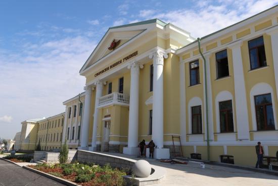 Ход благоустройства вокруг Суворовского училища проверил мэр Иркутска Руслан Болотов