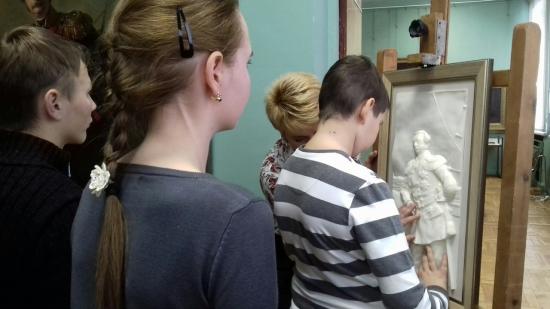 В Иркутском областном художественном музее им. В. П. Сукачева состоялось занятие «История графского портрета» для незрячих и слабовидящих детей и их родителей Тактильную копию портрета графа Н. Н. Муравьева-Амурского представили в Иркутском художественном музее